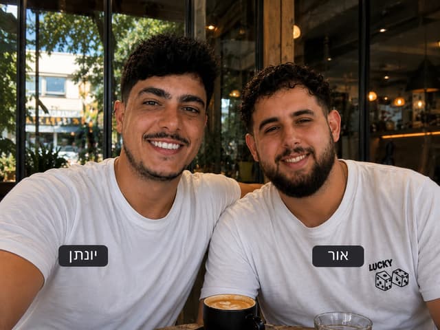 יונתן ואור, המייסדים של פלאשבק, יושבים יחד בבית קפה